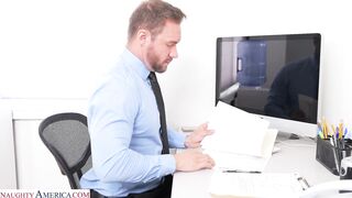 Dark-skinned brunette seduced her colleague to fuck her ????