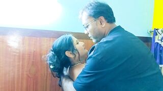 AC mechanic ne hot bhabhi ka chut chatke chut fuck kiya or bhabhi ka mal nikala(guder ros chata)