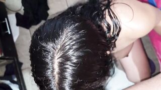 Espio a la mamá de mi mejor amigo y me invita a follar duro buen sexo anal