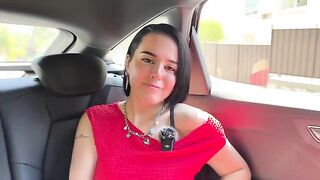 Rose, 20 Ans, Souffle Ses Bougies D'anniversaire